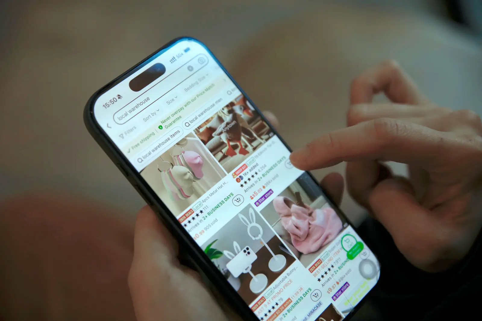 手機上瀏覽購物應用程式